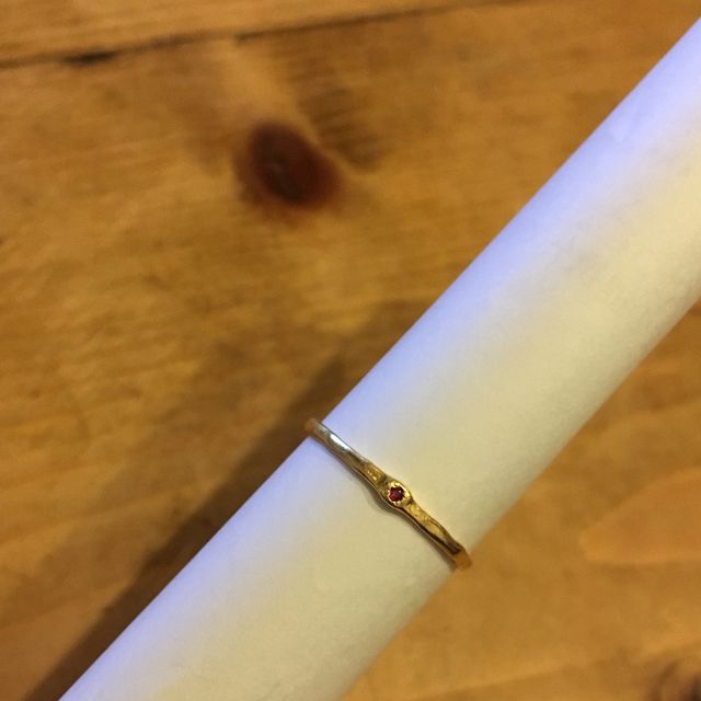 【e.m.の口コミ】 結婚指輪と重ねてつけたかったので、ゴールドで華奢なもの・シンプルなも…