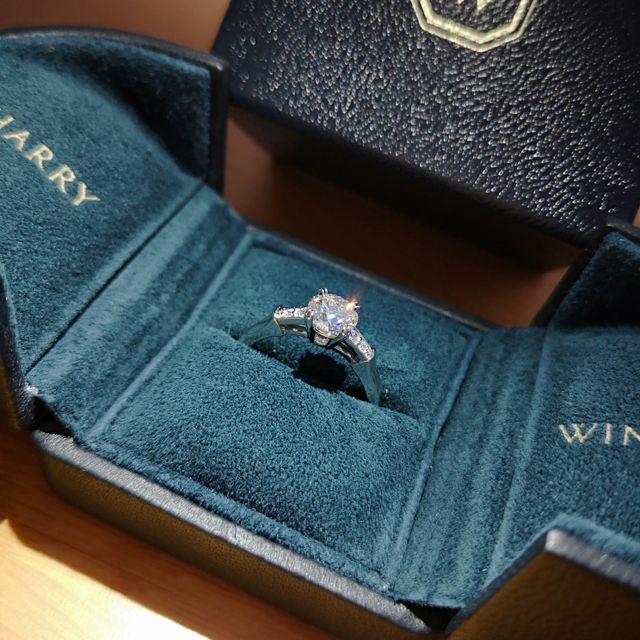 【ハリー・ウィンストン(Harry Winston)の口コミ】 昔から憧れていたブランドとデザイン。輝きがとても美しいです。セッティ…