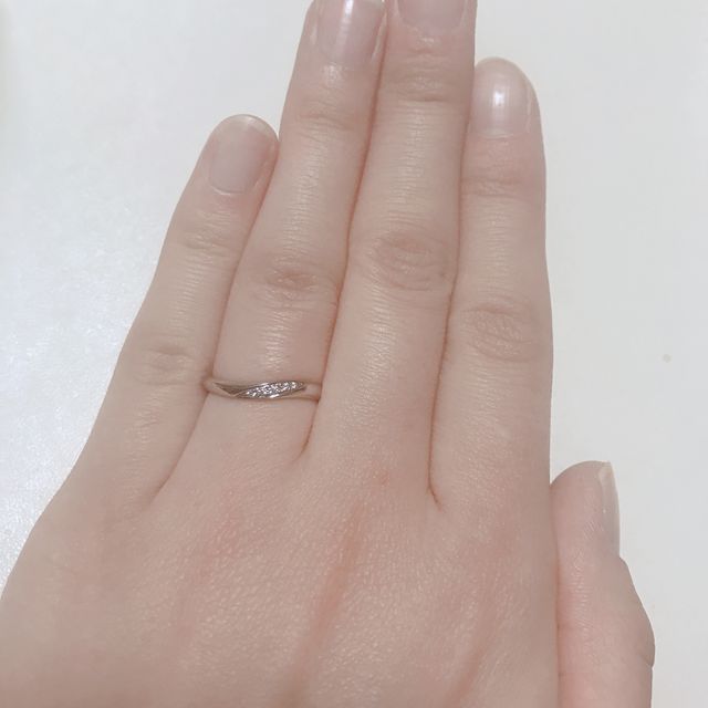 【Something Blue(サムシングブルー)の口コミ】 流れるようなウェーブに沿ってダイヤが並んでいるデザインが気に入ってい…