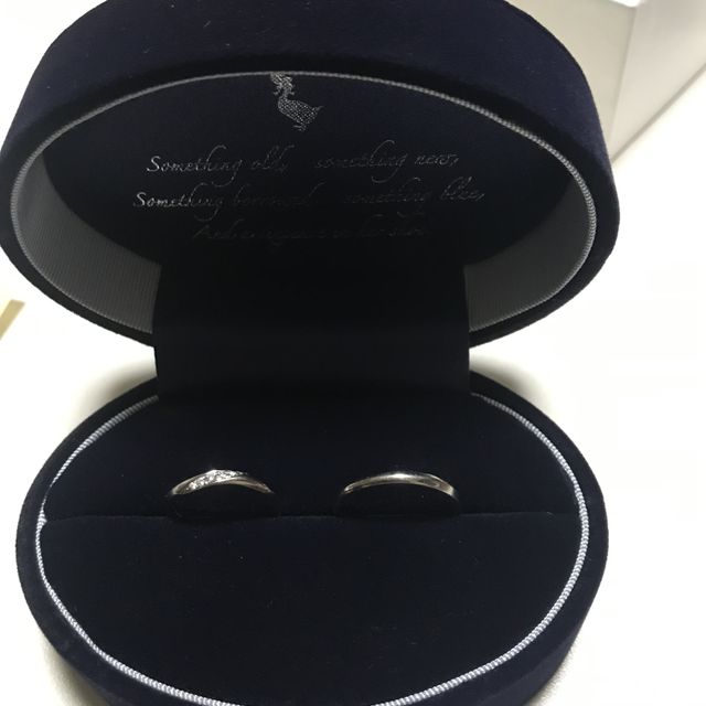 【Something Blue(サムシングブルー)の口コミ】 流れるようなウェーブに沿ってダイヤが並んでいるデザインが気に入ってい…