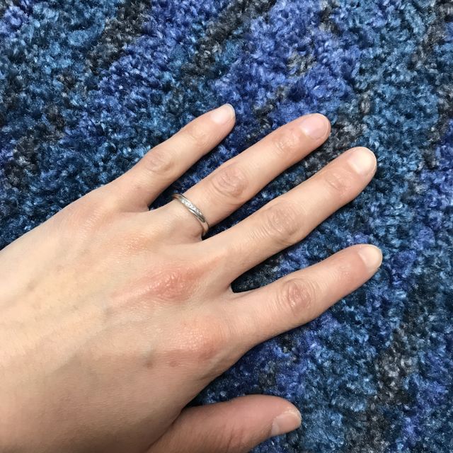 【4℃ BRIDAL(ヨンドシーブライダル)の口コミ】 指輪のデザインが婚約指輪との相性も良く、ダブルで付けれるので良かった…