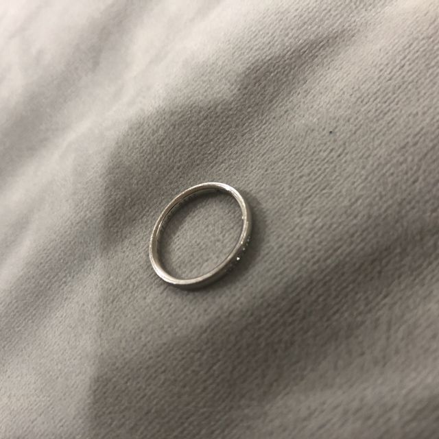 【アイプリモ(I-PRIMO)の口コミ】 シンプルで婚約指輪とも重ねてつけられるところと、
値段も手頃でデザイン…