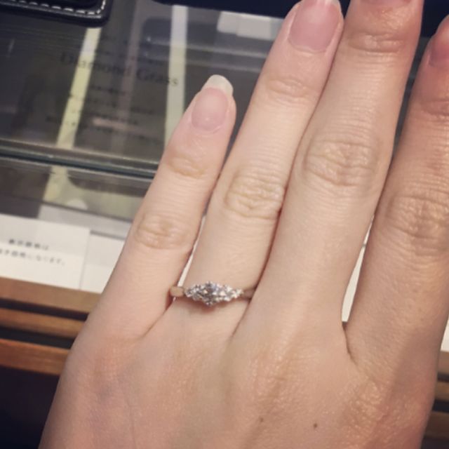 【銀座ダイヤモンドシライシの口コミ】 婚約指輪を日常的にも付けたいと感じていたところ、左右に3つずつダイヤが…