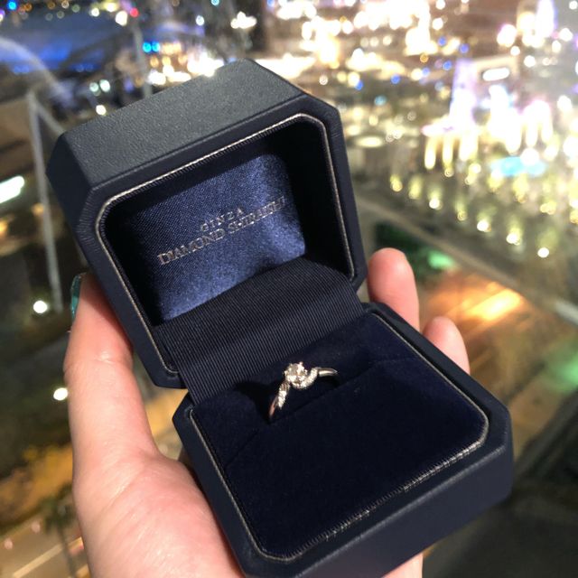 【銀座ダイヤモンドシライシの口コミ】 ダイヤモンドがとても大きく、ダイヤモンドを中心にウェーブがかかってい…