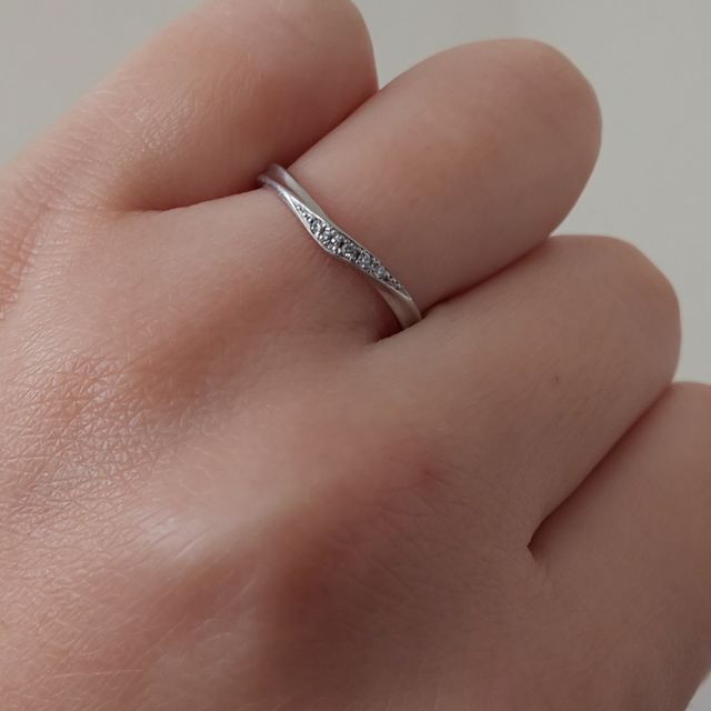 【EYE JEWELRY UMAKI(アイジュエリー ウマキ)の口コミ】 デザインは中心がカーブしていて、そこにダイヤモンドが埋め込まれていて…