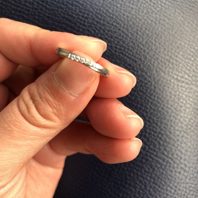 【4℃ BRIDAL(ヨンドシーブライダル)の口コミ】 高級感があって、指が細く見えるひねりが入っているデザインが気に入って…