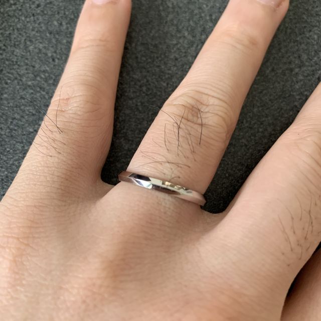 【ラザール ダイヤモンド(LAZARE DIAMOND)の口コミ】 ハウストンという指輪です。デザインはシンプルですが真ん中が山なりにな…