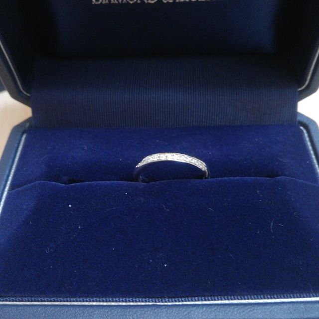 【銀座ダイヤモンドシライシの口コミ】 初めて試着したのがこの指輪で、完全に一目惚れでした！細身のリングで、…