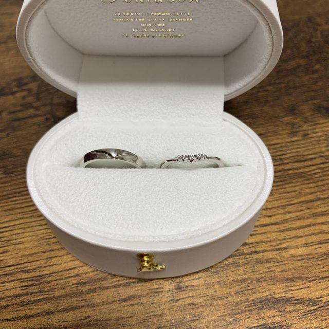 【Foulason(フレゾン)の口コミ】 婚約指輪は、憧れのたてづめのデザインのものです。結婚指輪は指が長くみ…
