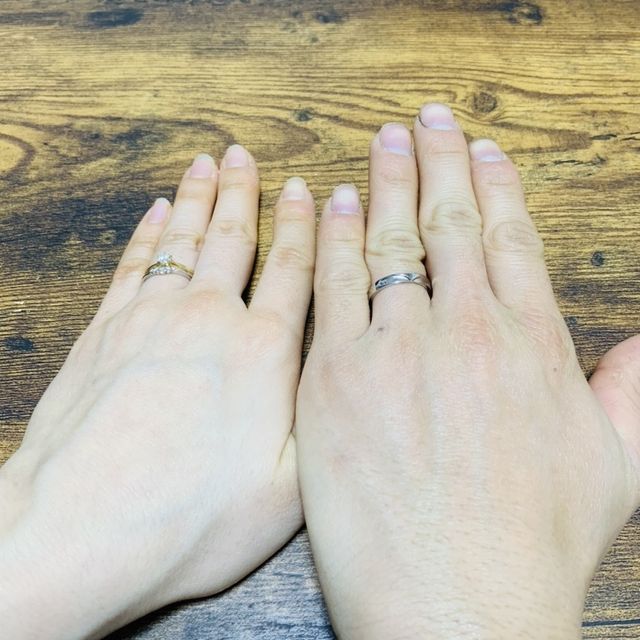 【Foulason(フレゾン)の口コミ】 婚約指輪は、憧れのたてづめのデザインのものです。結婚指輪は指が長くみ…