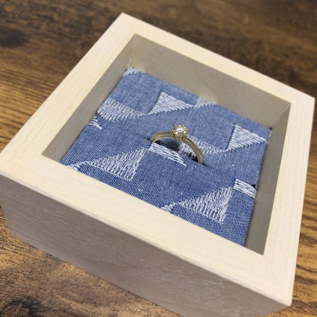 【Foulason(フレゾン)の口コミ】 婚約指輪は、憧れのたてづめのデザインのものです。結婚指輪は指が長くみ…