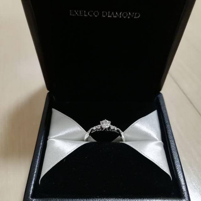 【エクセルコダイヤモンド(EXELCO DIAMOND)の口コミ】 左右に2つずつ小さなダイヤが付いて可愛かったためこちらに決めました。リ…