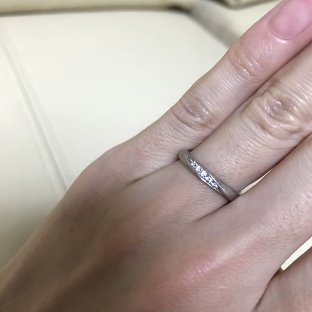 【アイプリモ(I-PRIMO)の口コミ】 主人はこのダイヤないバージョンなのですが、
店員さんに
奥様は指輪を回…