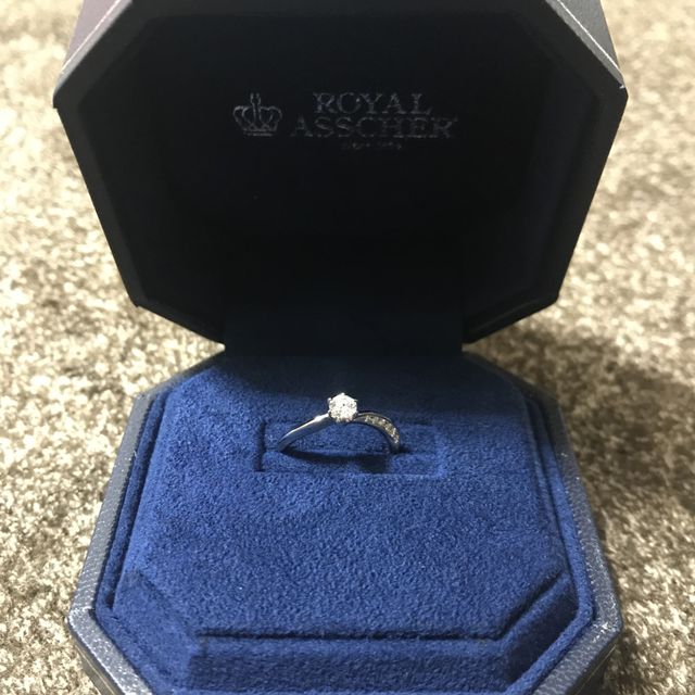 【ROYAL ASSCHER(ロイヤル・アッシャー)の口コミ】 とにかくダイヤの輝き具合が綺麗でした。
また、ウェーブがかかっている部…