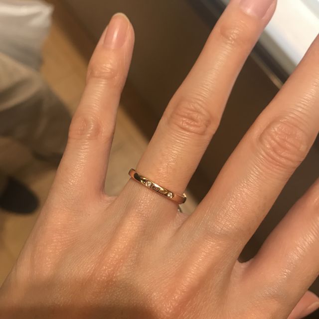 【カルティエ(Cartier)の口コミ】 色とデザインに惹かれました。
婚約指輪をプラチナにしたため、結婚指輪は…