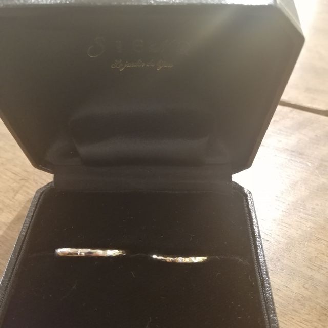 【SIENAROSE(シエナロゼ)の口コミ】 槌目かつシンプルなデザインながらこだわりも表現できる指輪を求めていた…