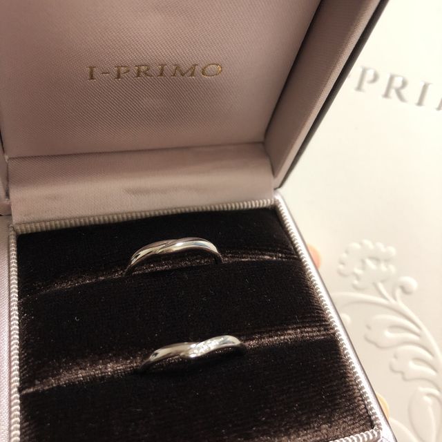 【アイプリモ(I-PRIMO)の口コミ】 デザインはS字かＶ字で探しており、婚約指輪との重ね付けができることが必…
