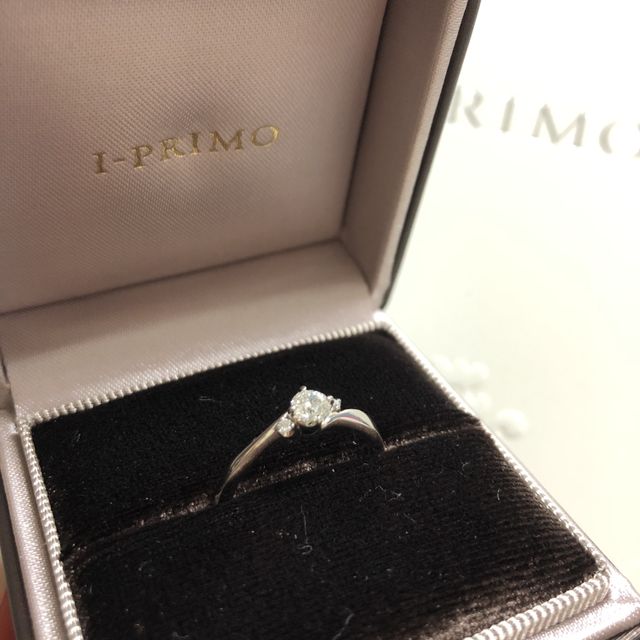 【アイプリモ(I-PRIMO)の口コミ】 デザインはS字かＶ字で探しており、婚約指輪との重ね付けができることが必…