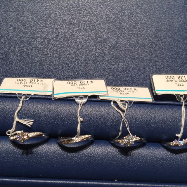 【銀座ダイヤモンドシライシの口コミ】 ダイヤモンドの輝きが綺麗です。暗闇で見ると少し微妙かもしれませんが、…