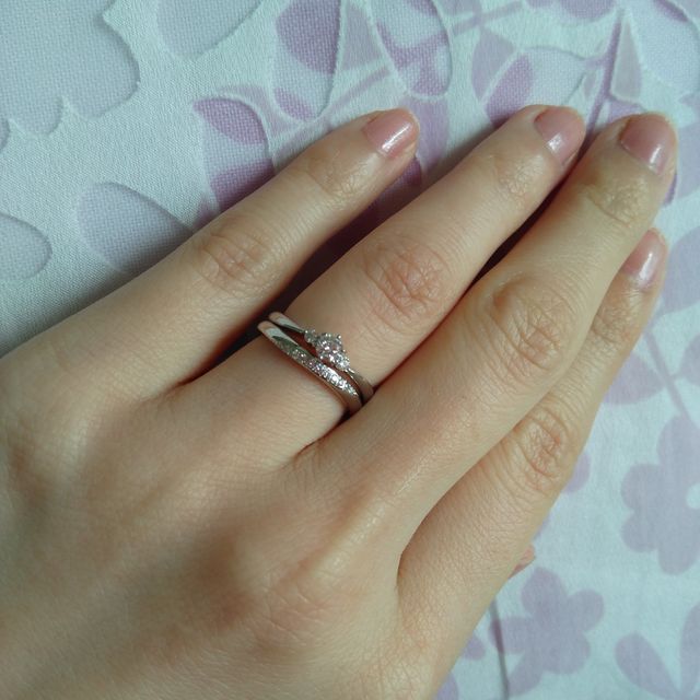 【4℃ BRIDAL(ヨンドシーブライダル)の口コミ】 飽きのこないデザインでずっと付けていられそうです！
ダイヤモンドとプラ…