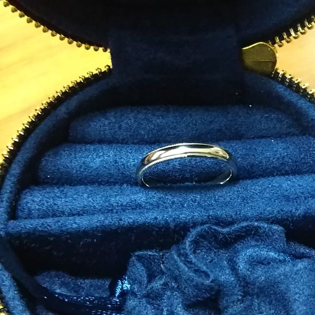 【銀座ダイヤモンドシライシの口コミ】 シンプルなデザインより、ミル打ち加工がほどこされた太めのデザインの結…
