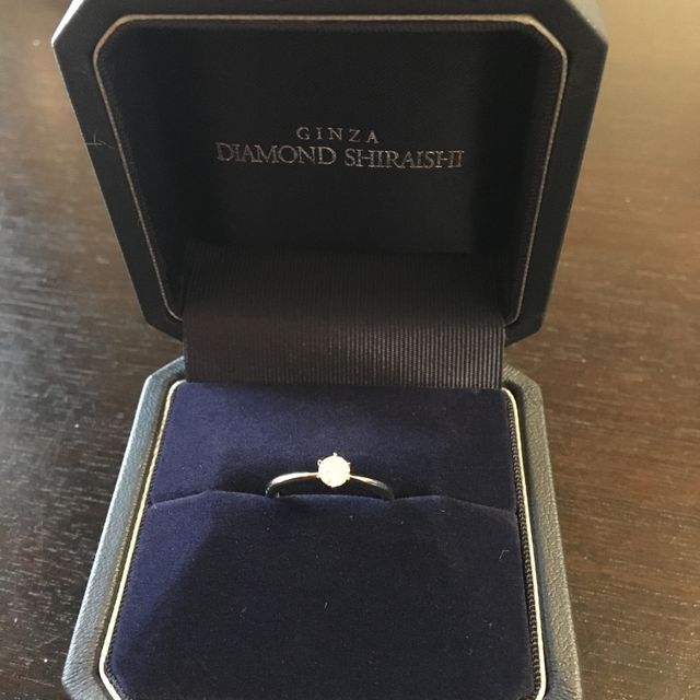 【銀座ダイヤモンドシライシの口コミ】 指が細めのなので細身の指輪を選びました。ダイヤモンドが綺麗に輝いてい…