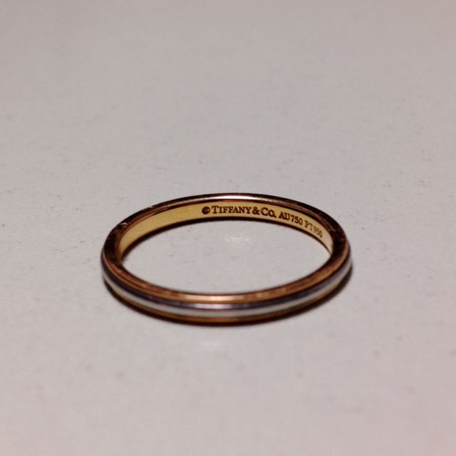 【ティファニー(Tiffany & Co.)の口コミ】 手の色にに馴染みやすいローズゴールドに縁取られた指輪はプラチナが控え…