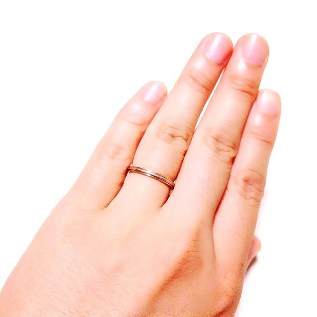 【ティファニー(Tiffany & Co.)の口コミ】 手の色にに馴染みやすいローズゴールドに縁取られた指輪はプラチナが控え…
