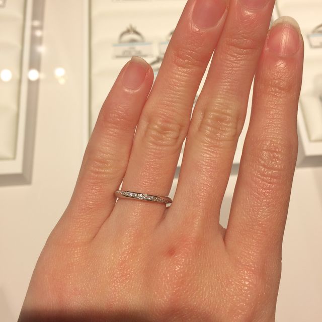 【銀座ダイヤモンドシライシの口コミ】 派手すぎず、でもシンプルすぎず、丁度良い可愛さで、値段も予算内であっ…