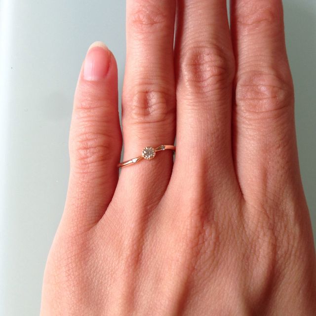 【Jupiter BLANTELIE(ジュピターブラントリエ)の口コミ】 指輪の形が波をうっているので指が綺麗に見えるとのことでした。
細身で華…