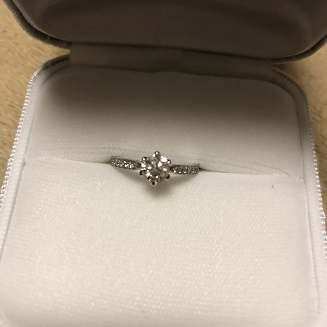 【カオキ　ダイヤモンド専門卸直営店の口コミ】 好みの指輪に、私の誕生日に合わせた大きさのカラット数のダイヤモンド、…