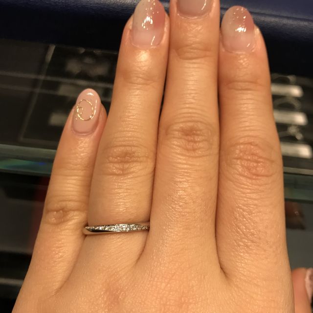 【銀座ダイヤモンドシライシの口コミ】 指が少しでも長く見えるように細身のものを探していて、実際に試着した際…
