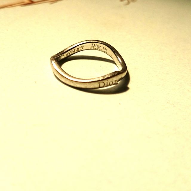 【ディオール(Dior)の口コミ】 装着感がとても良かった。
私の指は関節がごつごつしているので、完璧な円…