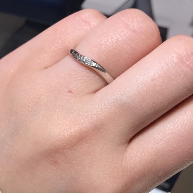 【銀座ダイヤモンドシライシの口コミ】 ダイヤはなくてもいいと思っていましたが、試着してみてダイヤの輝きの美…