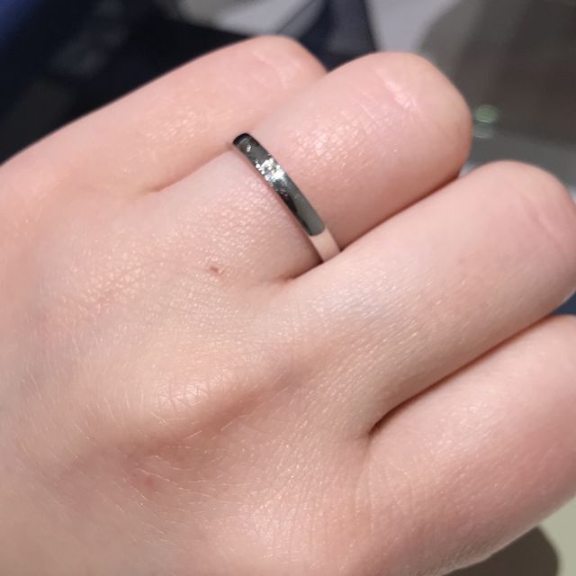 【銀座ダイヤモンドシライシの口コミ】 プラチナの土台に真ん中に一粒ダイヤの入ったストレートタイプのリング。…