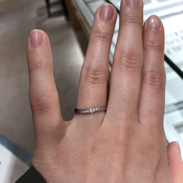 【STAR JEWELRY(スタージュエリー)の口コミ】 デザインについてはシンプルなものが多いです。
またリングの太さは太いも…