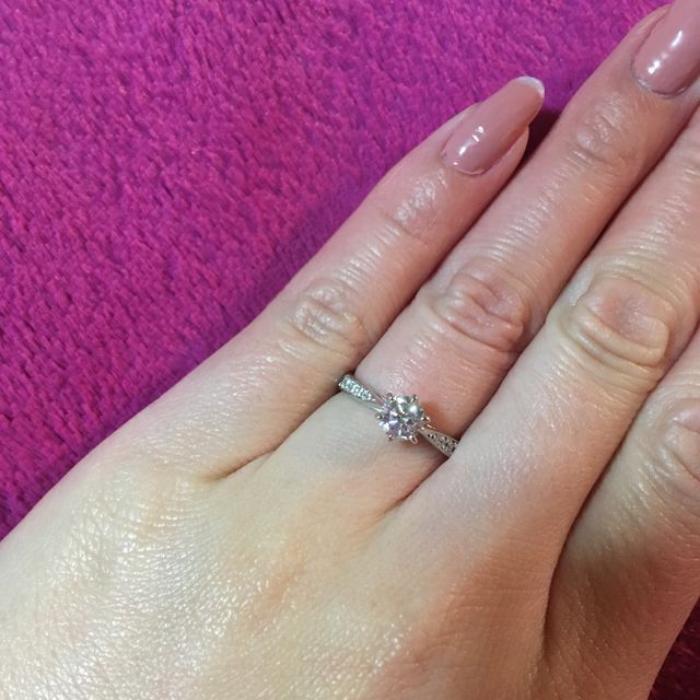 【宝寿堂(ほうじゅどう)の口コミ】 指輪のデザインは、真ん中に0.5カラットのダイヤが付いていて、周りにも付…