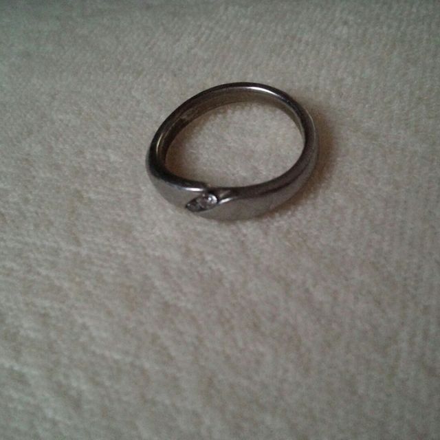 【俄(にわか)の口コミ】 デザイン自体はシンプルですが、斜めに２つ並べてあしらわれたダイヤモン…