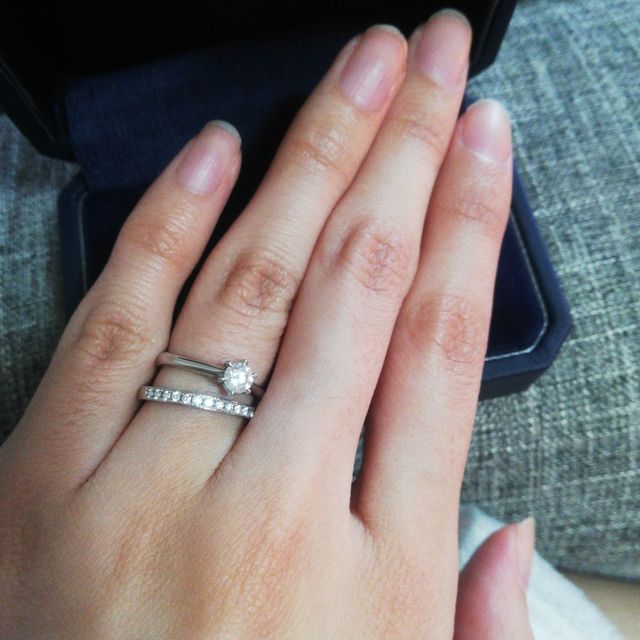 【銀座ダイヤモンドシライシの口コミ】 他のブランドよりもダイヤの質がよく、お手頃価格だったのが決め手です。…