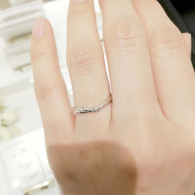 【THE KISS Anniversary(ザ・キッス　アニヴァーサリー)の口コミ】 Ｖラインのデザインが指をシャープに見せてくれ、メレダイヤは左右で非対…