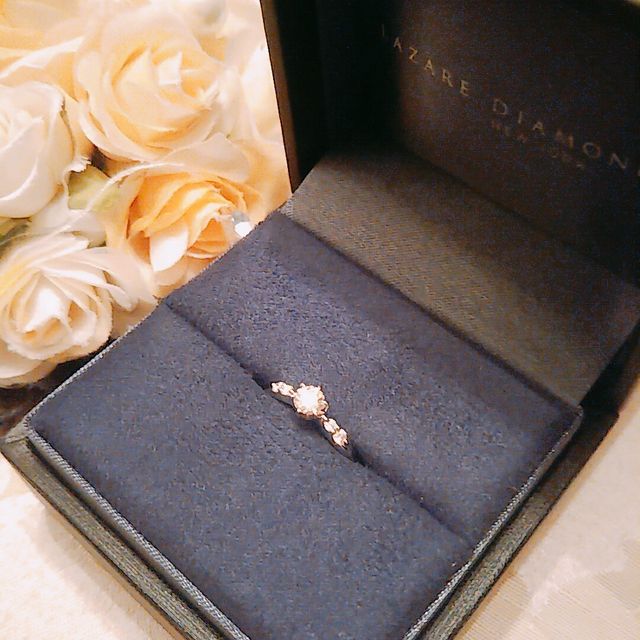 【ラザール ダイヤモンド(LAZARE DIAMOND)の口コミ】 定番のソリティアに少しデザインがあるものを探していました。
ドリルトン…