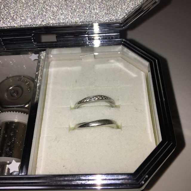 【4℃ BRIDAL(ヨンドシーブライダル)の口コミ】 デザインが可愛くて飽きなさそうだったから。
一目惚れで買った。指輪のサ…