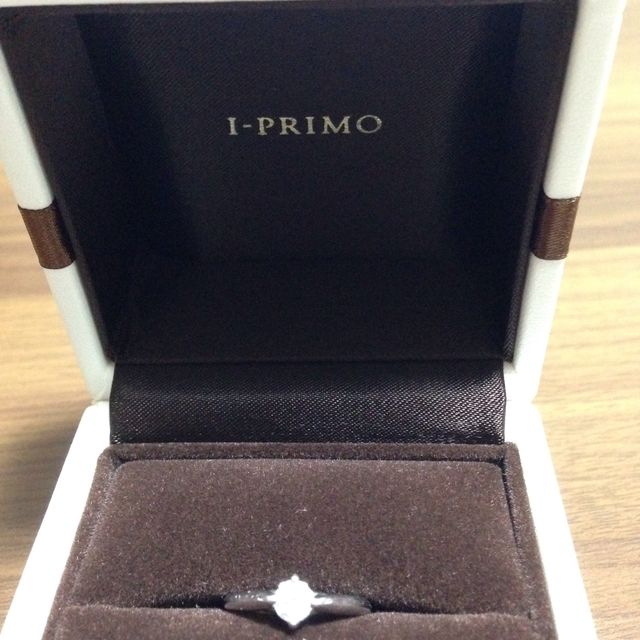 【アイプリモ(I-PRIMO)の口コミ】 横から見た時は枠で持ち上がっている様なデザインで、石が全部見えます。…