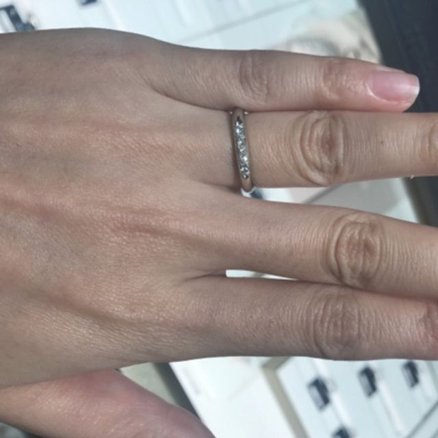 【ROYAL ASSCHER(ロイヤル・アッシャー)の口コミ】 スタンダードなモデルに白く輝く五石のダイヤモンドが入っており、上品で…