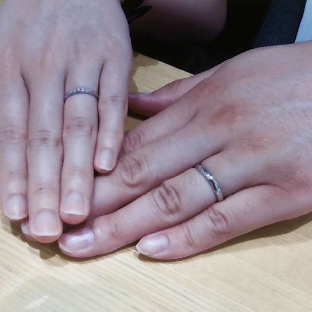 【WAKO BRIDALの口コミ】 主人はシンプルなデザイン、私はシンプルかつ一部にダイアカットを希望し…