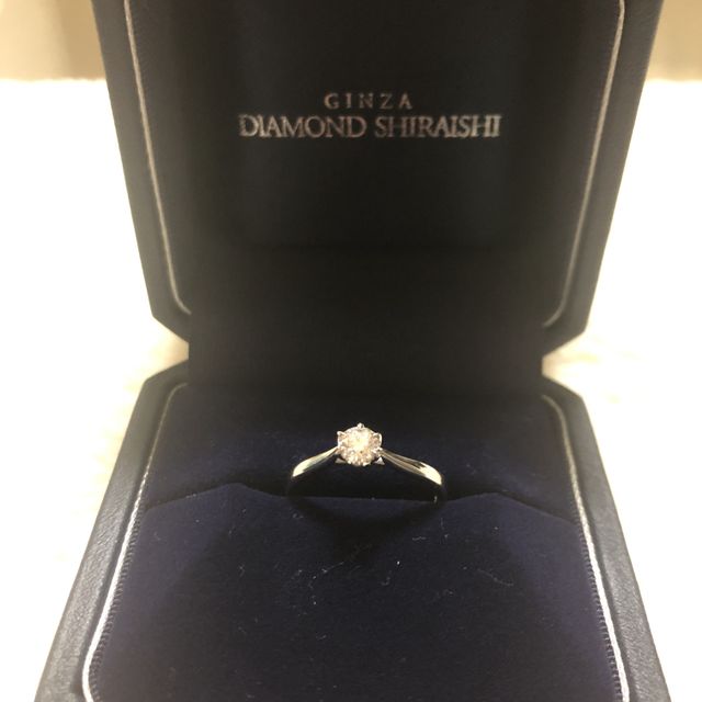 【銀座ダイヤモンドシライシの口コミ】 もともと婚約指輪は絶対ソリティア！という思いがありたくさんあるデザイ…