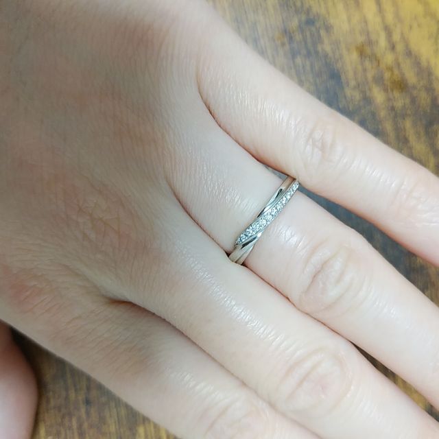【エクセルコダイヤモンド(EXELCO DIAMOND)の口コミ】 ウエーブのかかったデザインの中で、この指輪が一番自分の指に合ったこと…