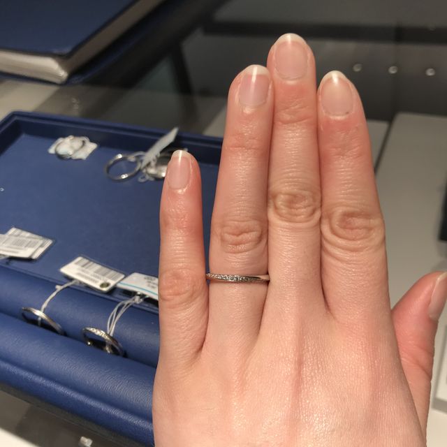 【銀座ダイヤモンドシライシの口コミ】 元々ストレート型で斜めにメレダイヤが入ってるデザインが欲しかった。類…