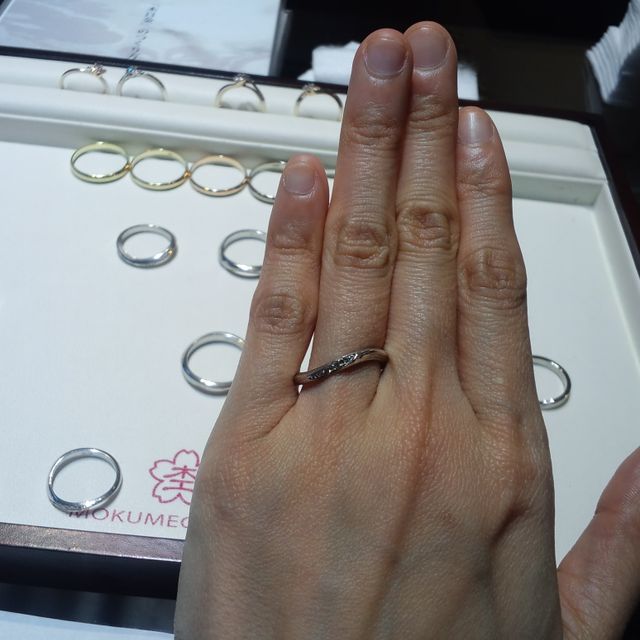【杢目金屋(もくめがねや)の口コミ】 少し太め(最小でも2.5㎜とのこと)で、存在感を持っている指輪でした。また…