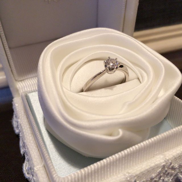 【4℃ BRIDAL(ヨンドシーブライダル)の口コミ】 指を綺麗に魅せてくれる優しいウェーブ、シンプルなデザインでダイヤモン…